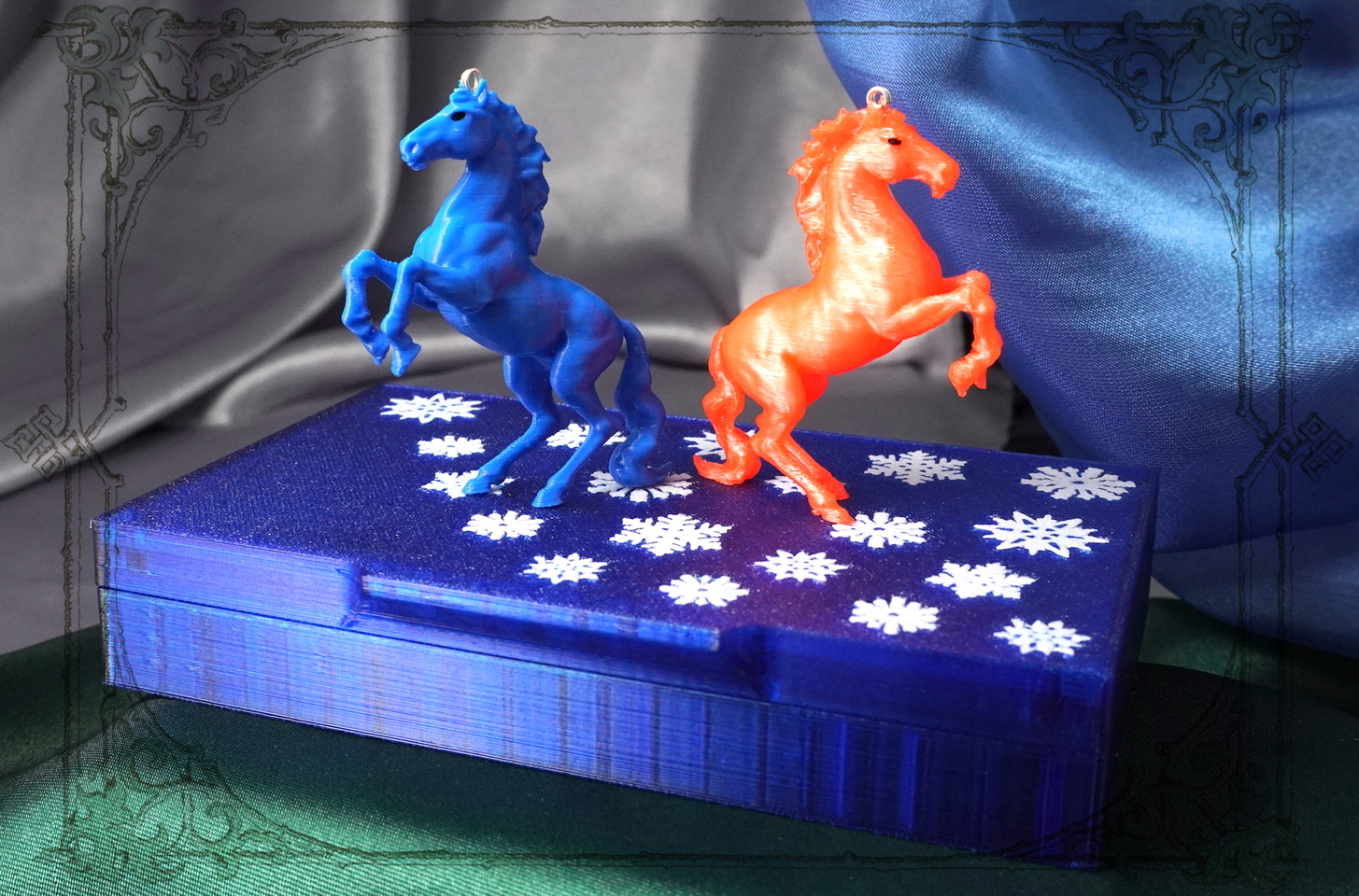 Талисман 2026 года: набор фигурок лошадок в подарок.