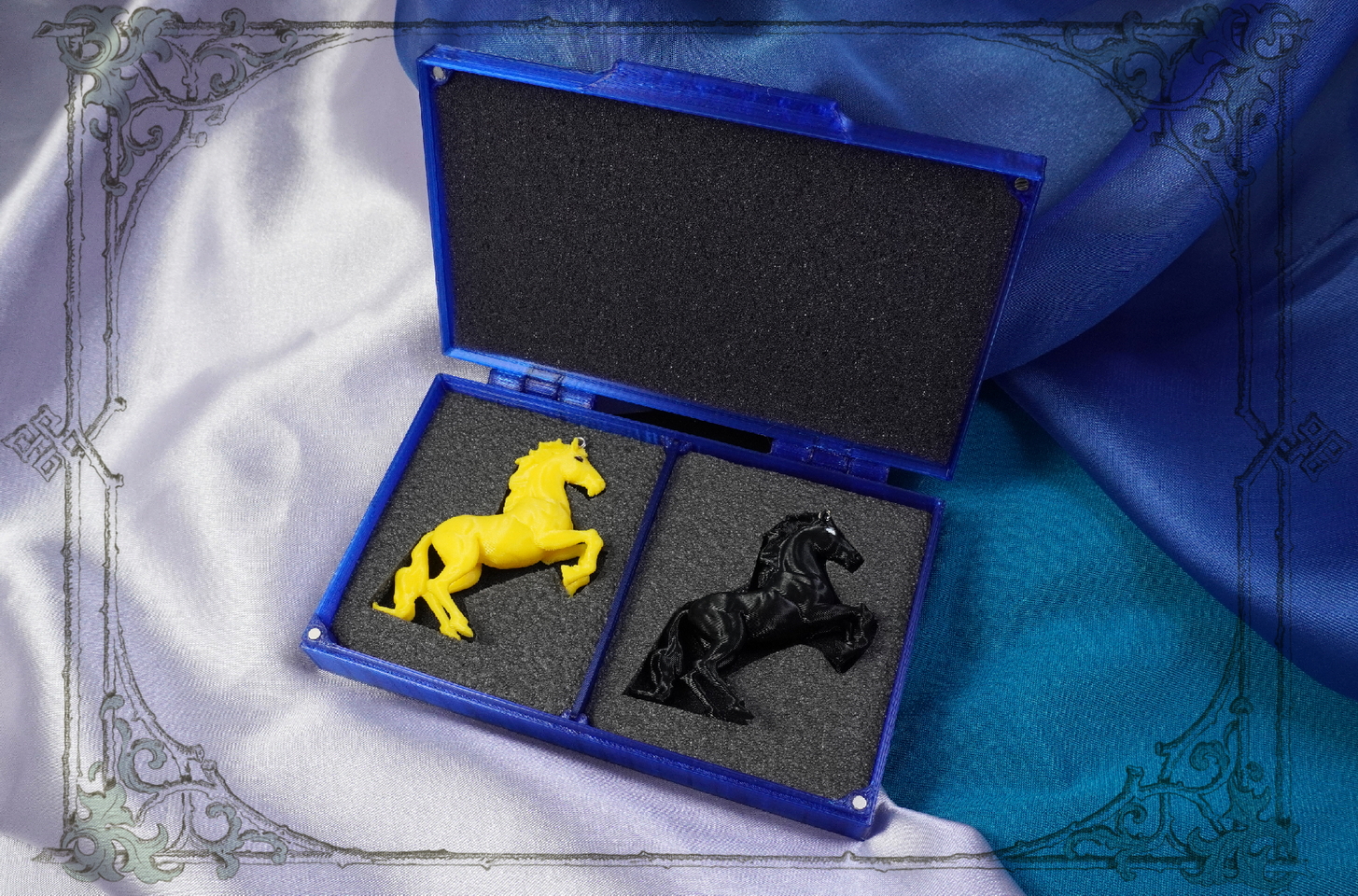 Талисман 2026 года: набор фигурок лошадок в подарок.