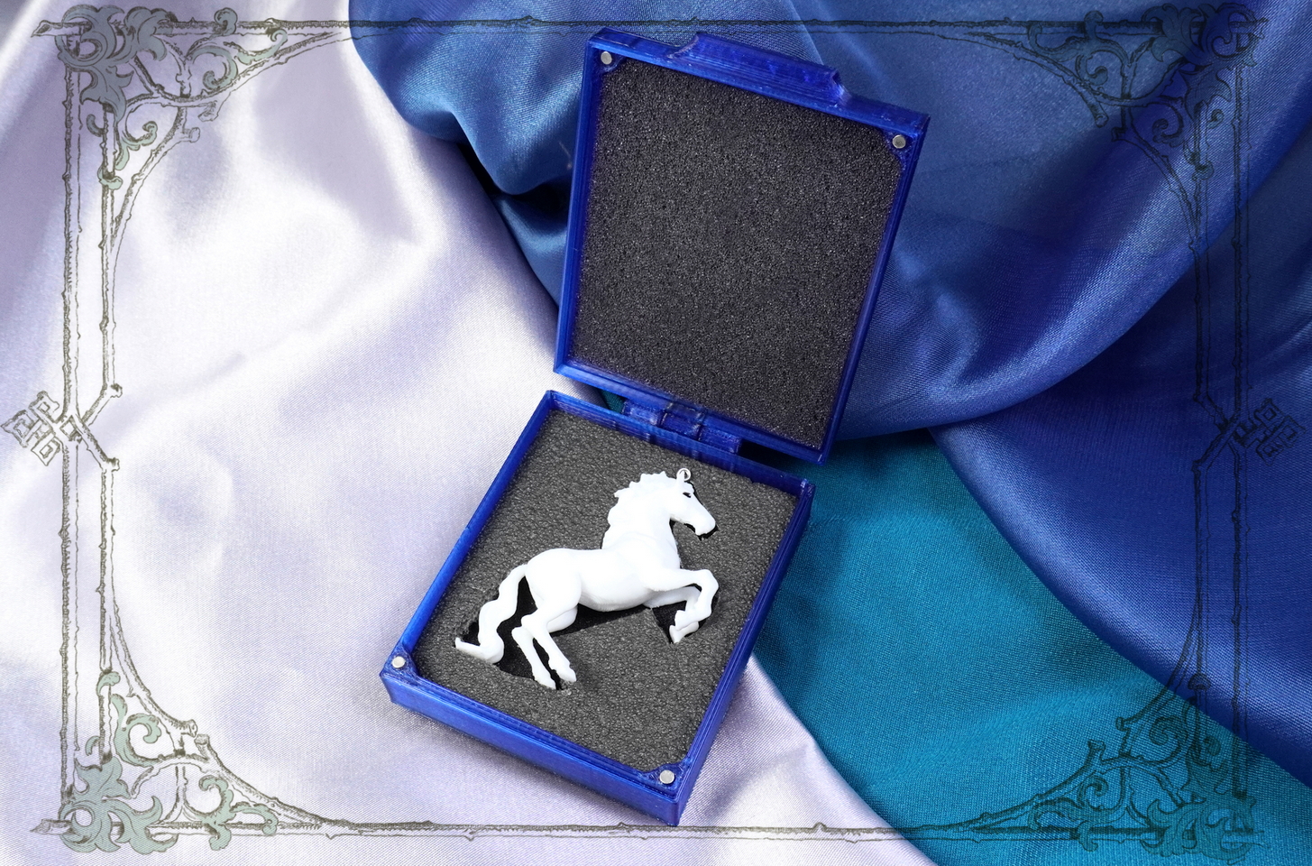 Подарок на Новый Год: Белая Елочная Лошадка в Праздничном Футляре от Joker-Studio