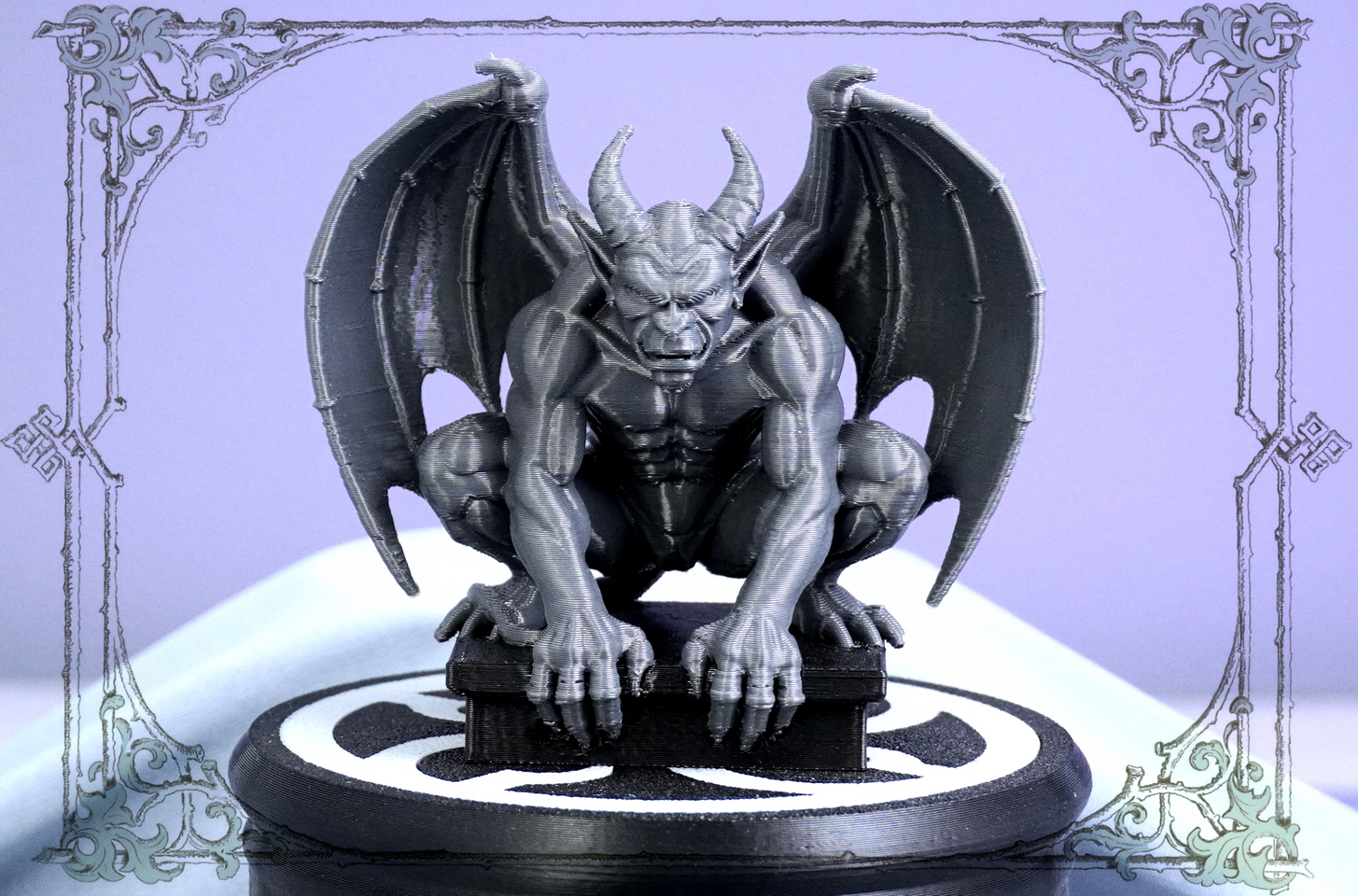 Горгулья‑хранитель: декоративная скульптура в духе средневековой мистики, вид спереди.