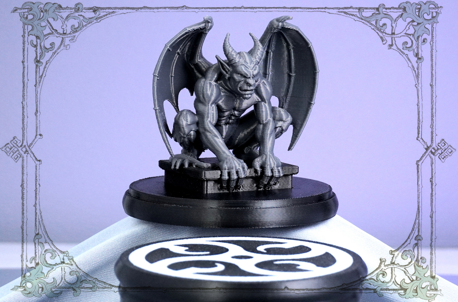 Готическая горгулья на книжной полке: пример размещения в интерьере.