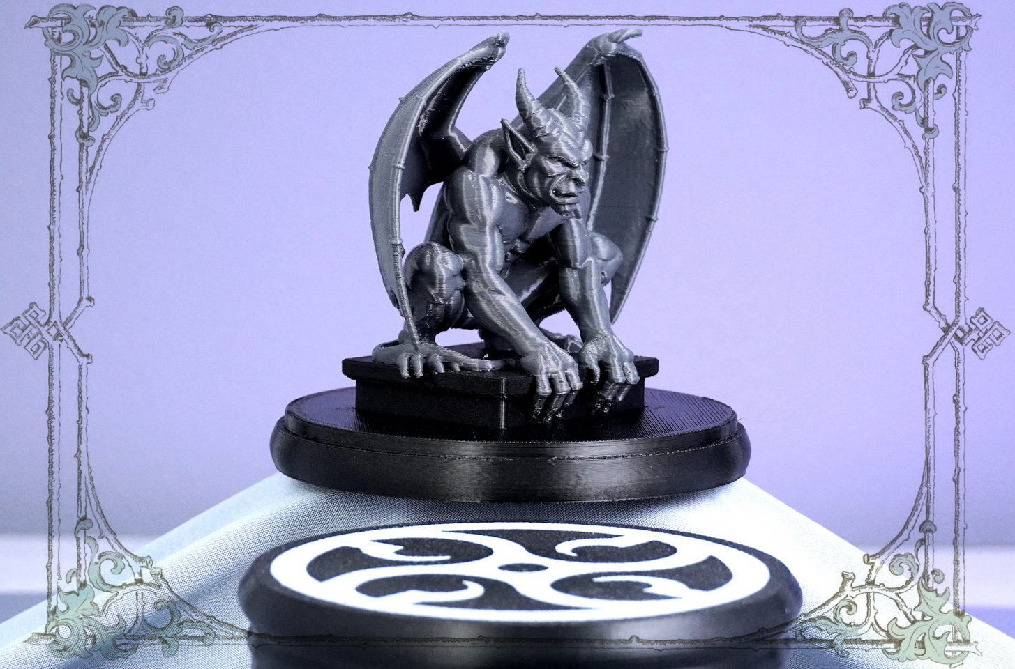 Миниатюрная горгулья, напечатанная на 3D‑принтере: близкий план текстуры и рельефа.