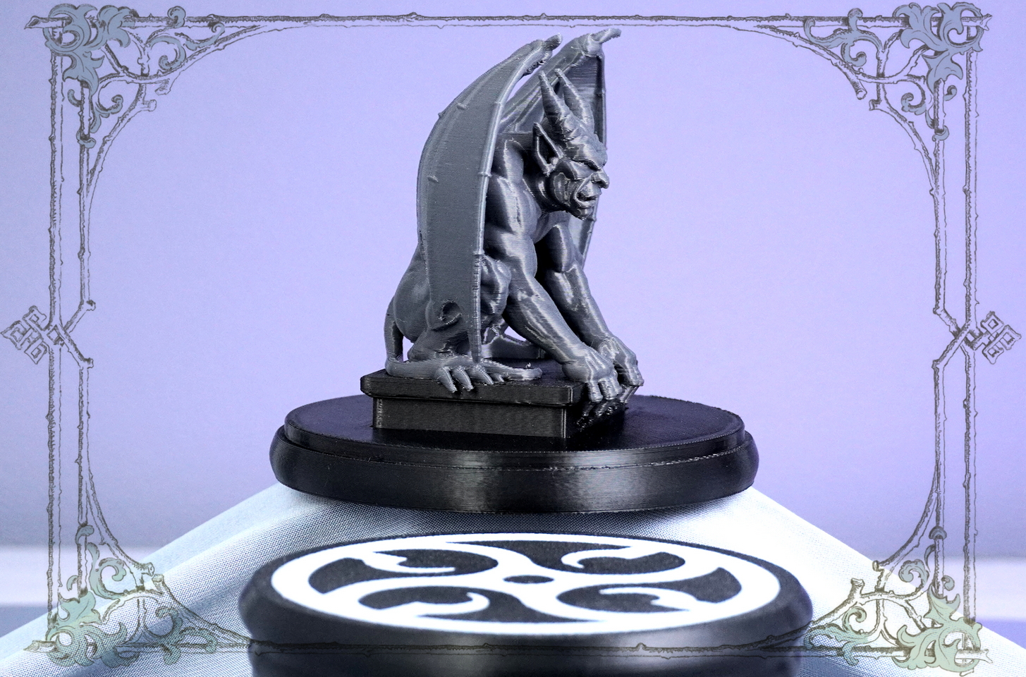 Скульптура горгульи в стиле фэнтези — крупный план выразительного лица и крыльев.