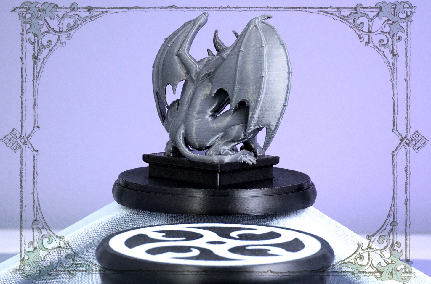 Горгулья как оберег для дома: фигурка на каминной доске в тёмном интерьере.