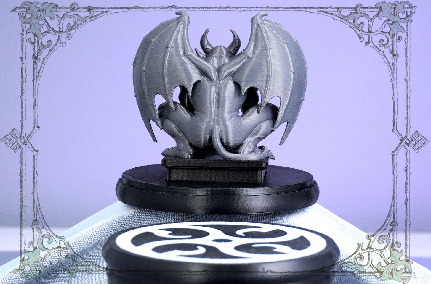 Коллекция готических сувениров: несколько фигурок горгулий разных размеров и поз.