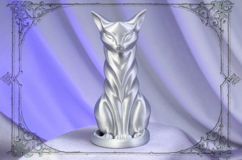 Премиальная фигурка кошки из серебряного Silk PLA пластика.