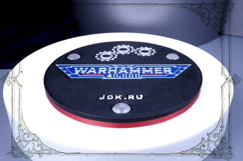 Обратная сторона сувенирного костера с рельефным логотипом вселенной Warhammer 40.000