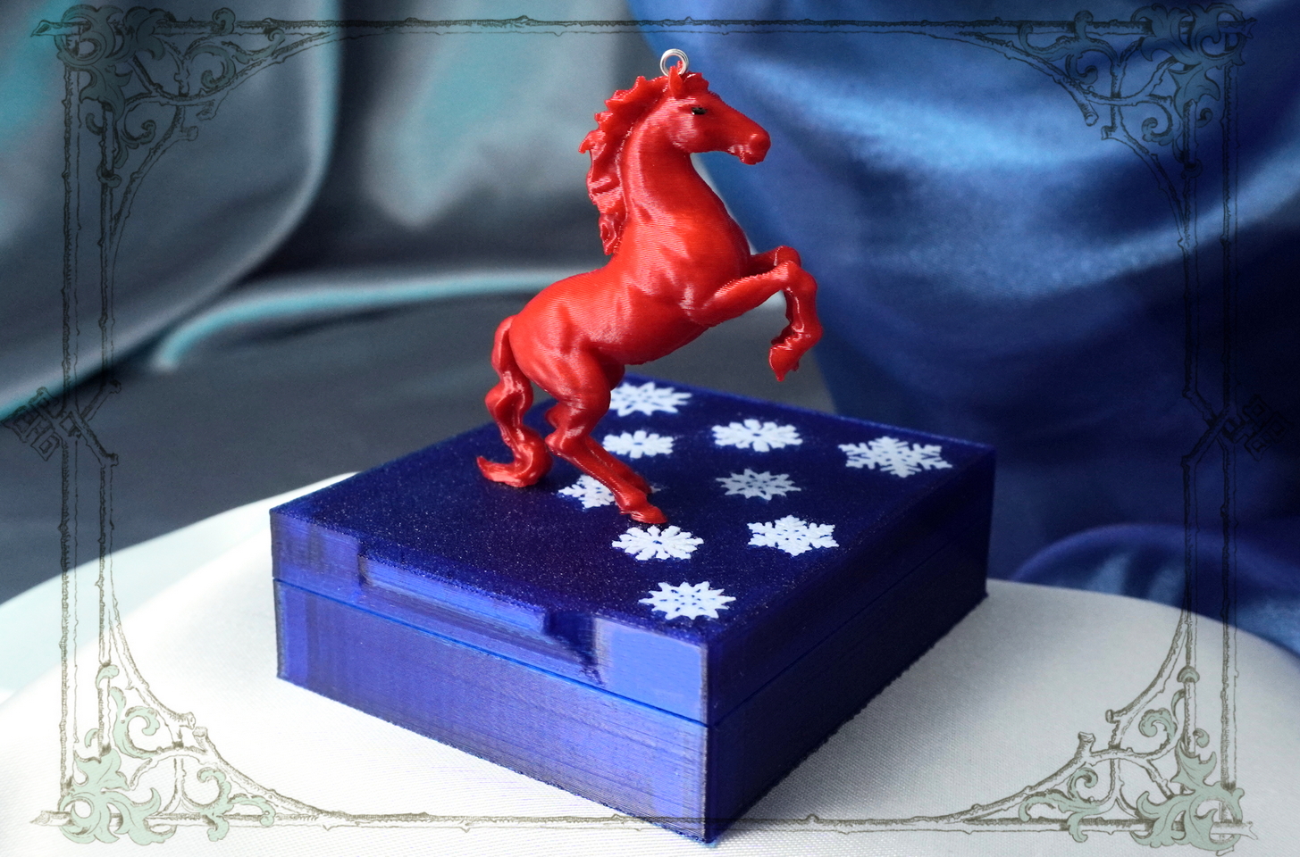 красная ёлочная игрушка лошадка