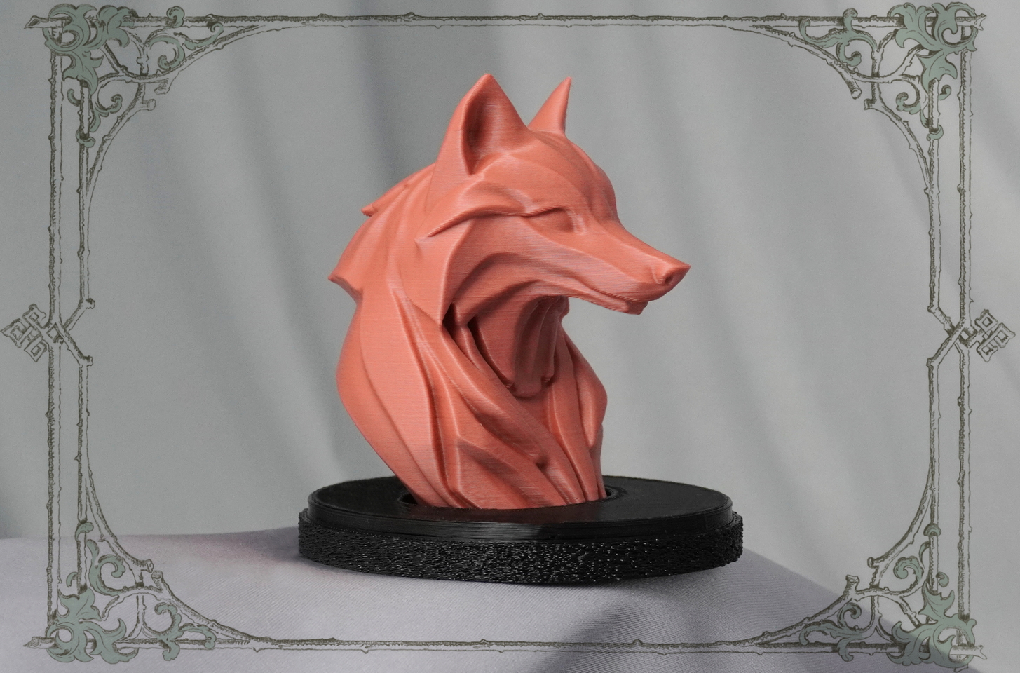 Рыжая лиса в виде фигурки — символ мудрости и хитрости, идеальный талисман для дома или офиса.