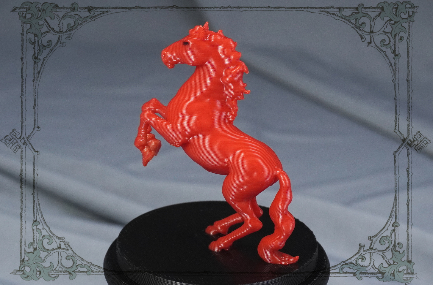 ярко‑красная фигурка лошади