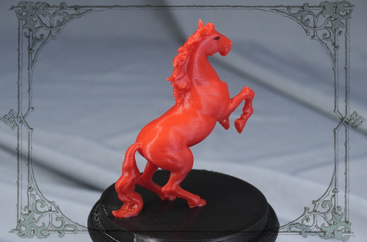 праздничная фигурка красная лошадь