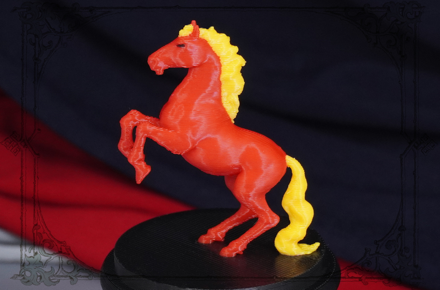 красная лошадка с огненной гривой