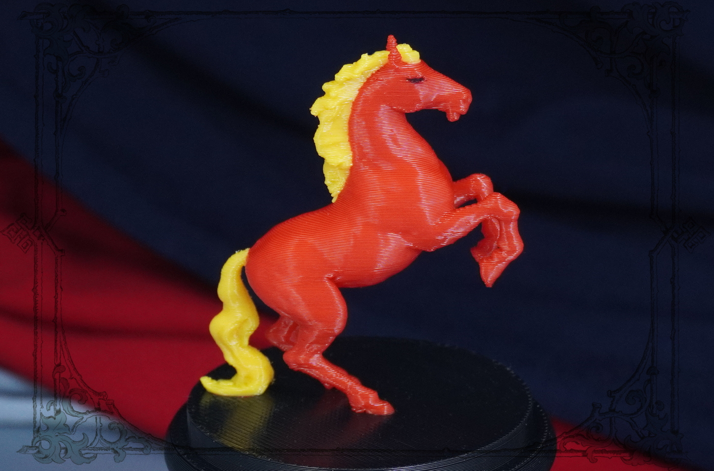 праздничная фигурка красная лошадь