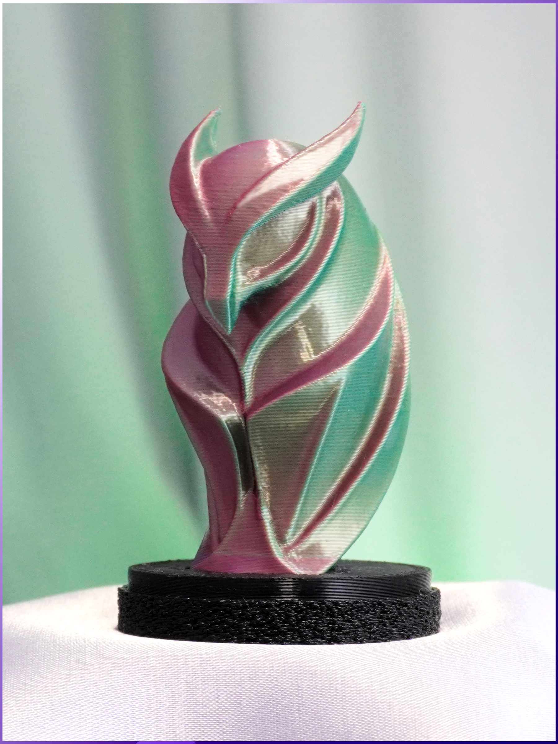 Статуэтка совы с эффектом хамелеона — уникальный подарок для любителей мистики.