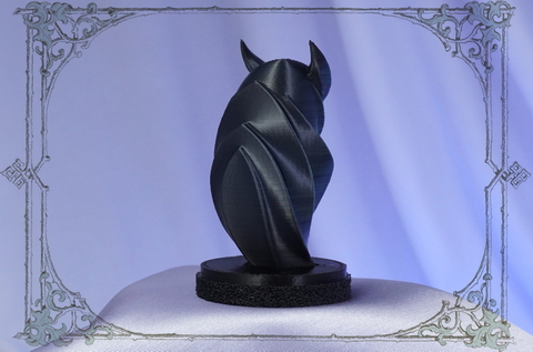 Изумрудная сова хамелеон крупным планом: игра света на гранях