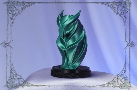 Изумрудная статуэтка совы в современном офисном интерьере