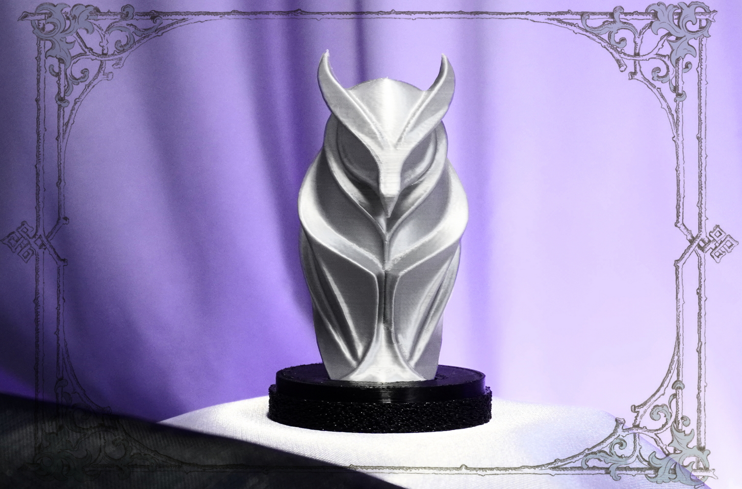 Тотемная фигурка совы для интерьера – стильный декоративный элемент с серебряной птицей, идеален для создания уюта.