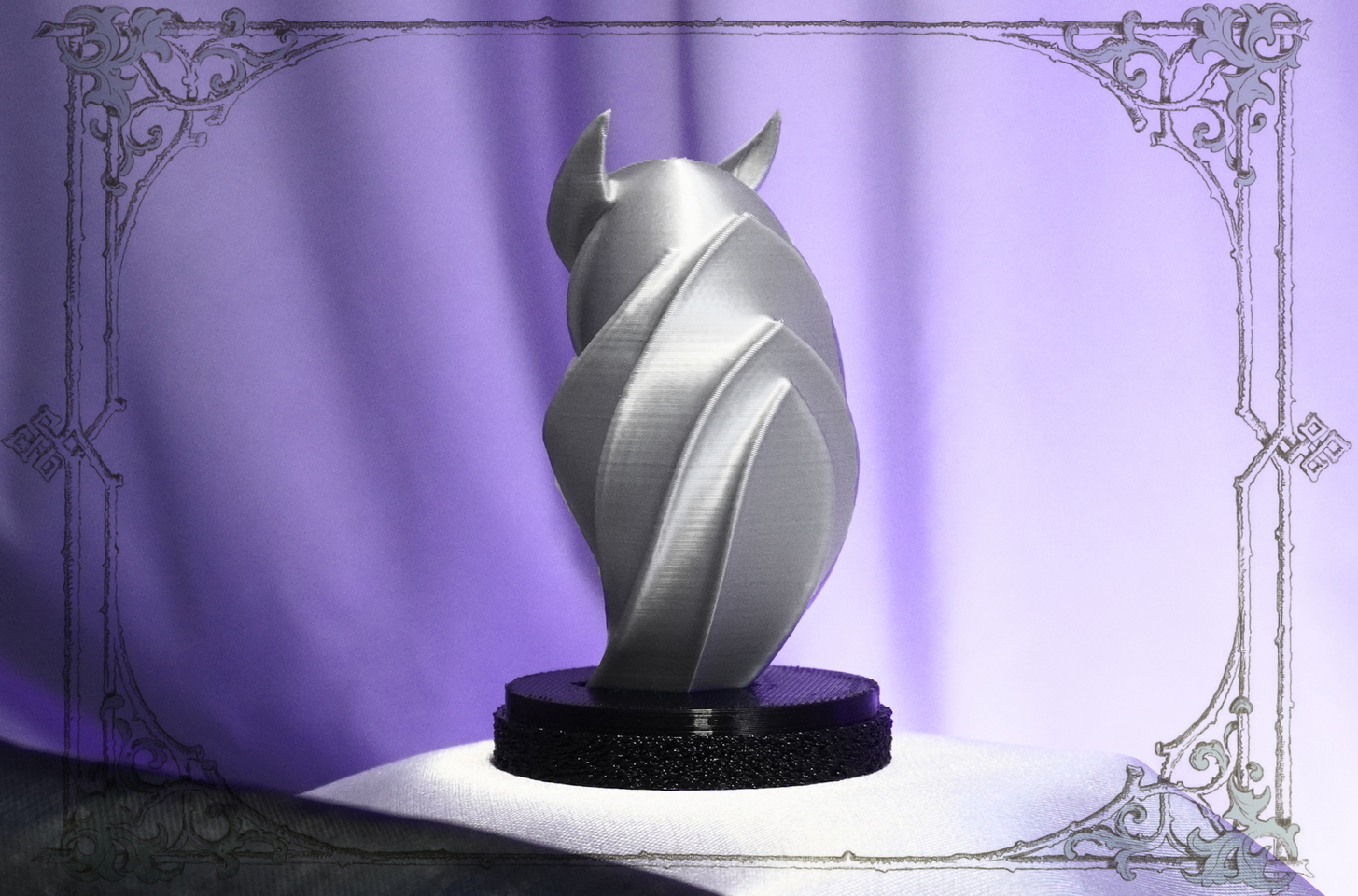 Декоративная фигурка совы для дома – тотемный сувенир с серебряной птицей, придающий интерьеру таинственность.