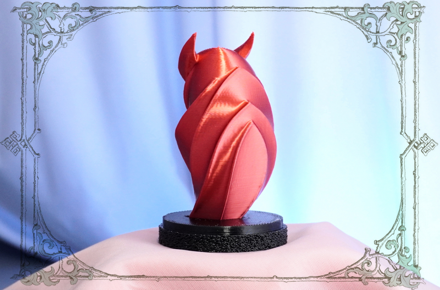 Корпоративный подарок с совой - красная фигурка из Joker-Studio, символизирующая успех и рост бизнеса