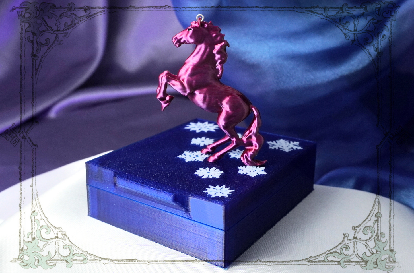 Фиолетово-Золотая блестящая Лошадка: Символ Роскоши и Власти