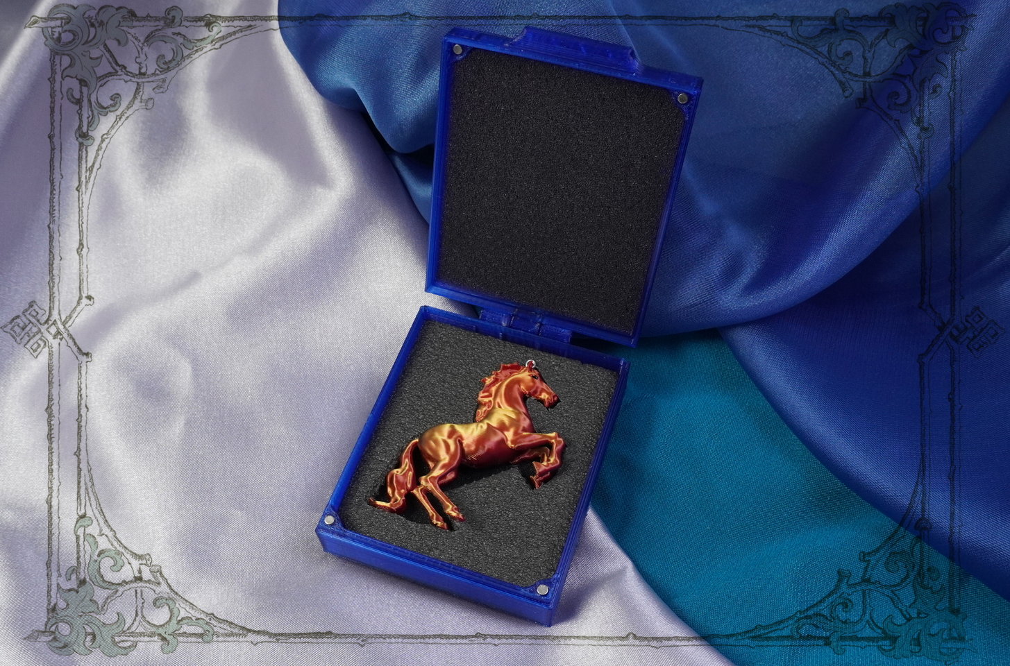 Изысканный Новогодний Декор: Фиолетово-Золотая Лошадка