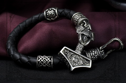 Молот Тора кожаный браслет из черного шнура с шармими Сварога символом силы Тора