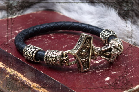 Молот Тора кожаный браслет с кельтскими шармами из бронзы