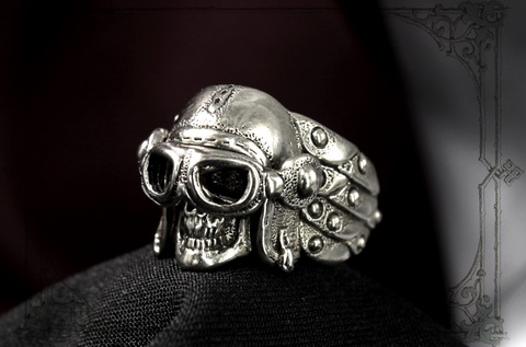 Перстень мужской с черепом камикадзе брутальное мужское кольцо