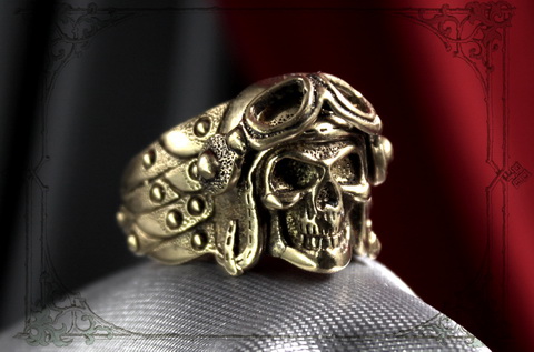 кольцо с черепом в рок стиле