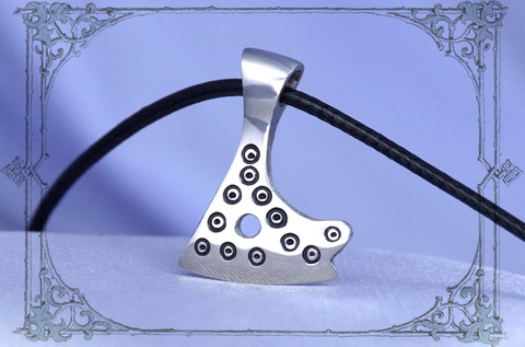 Секира Перуна – древнерусский оберег: Аутентичный кулон "Секира Перуна" в древнерусском стиле, отражающий древние традиции и символику