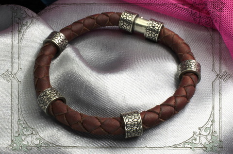 плетеный браслет кожаный с шармами