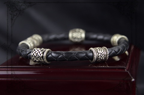 Кожаный браслет с ювелирными кельтскими и славянскими бусинами на плетеном шнуре