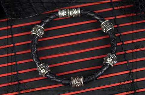 Готический кожаный браслет с черепами и кельтским шармом