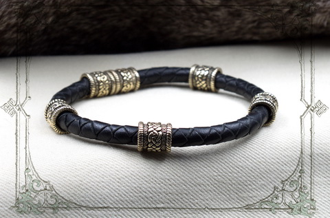Кожаный браслет ручного плетения с бусинами в кельтском стиле