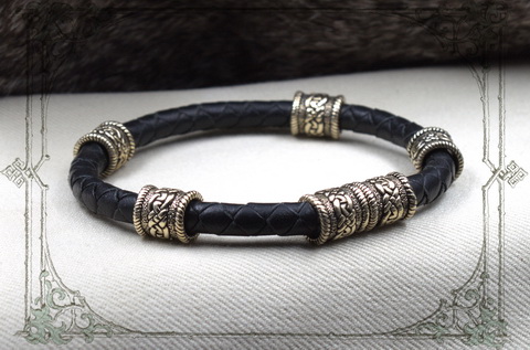 Кожаный браслет ручного плетения с бусинами в кельтском стиле