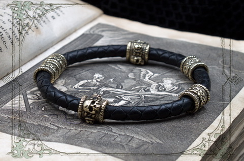 Кожаный браслет шнур с черепами и кельтскими бусинами из бронзы
