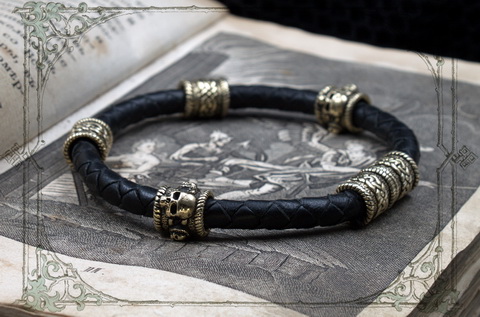 Кожаный браслет шнур с черепами и кельтскими бусинами из бронзы