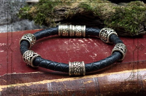 Кожаный браслет с шармами из бронзы кельтским и славянским узором украшение ручной работы
