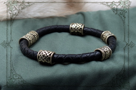 Кожаный браслет шнур с кельтскими и славянскими шармами из бронзы
