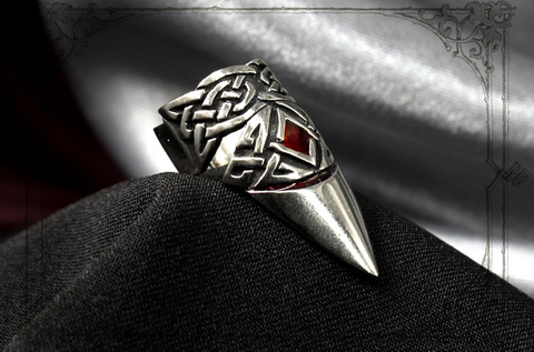 Кольцо-коготь с красной эмалью и кельтским узором символом Бран