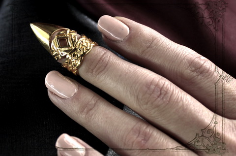 Коготь золотой фото на пальце кольцо с кельтским узором Бран