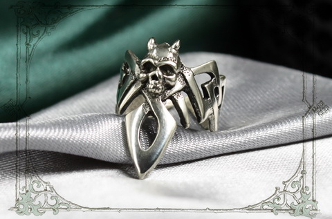 Современное кольцо для девушки в готическом стиле с черепом