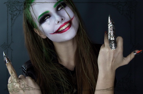 девушка Джокера с ювелирным кольцом когтем для самообороны