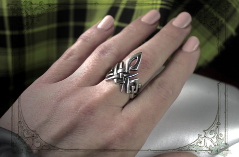 Кельтское кольцо фото на руке женское изящное колечко с символом любви кельтской богини Даны