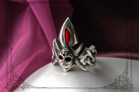 Ювелирное женское кольцо с готическим черепом и символом богини ночи