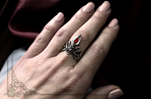 Готическое кольцо с черепом фото на руке