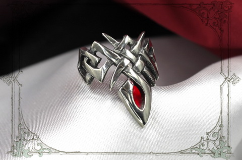Женское кольцо-коготь с келтским узором и рубиновой вставкой