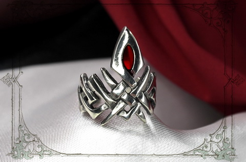Кольцо кельтское в виде когтя женское украшение с рубиновой вставкой символ любви богини Дану