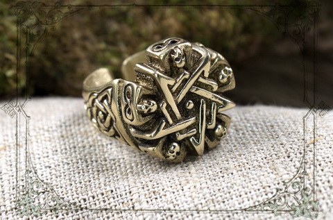 Кольцо кельтское с черепами трофеями воина