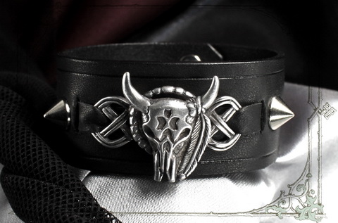 Широкий браслет кожаный черного цвета с черепом быка и шипами из стали